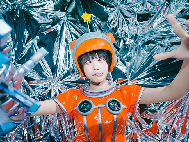 「ano、劇場版『僕とロボコ』主題歌のMVメイキング映像を公開」1枚目/3