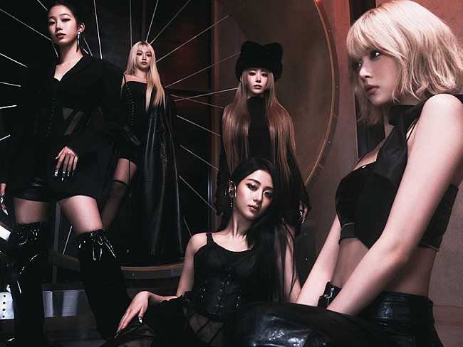 「LE SSERAFIM、6月に日本4thシングル『DIFFERENT』リリース＆都内でショーケース」1枚目/2