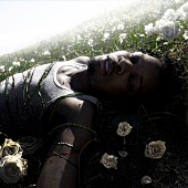 「d4vd、ライアン・テダーが制作に参加した「イズ・ディス・リアリー・ラヴ？」MV公開」1枚目/2