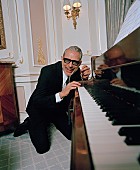 「ジェフ・ゴールドブラム、アリアナ・グランデとタッグを組んだ「I Don’t Know Why (I Just Do)」リリック・ビデオ公開」1枚目/2