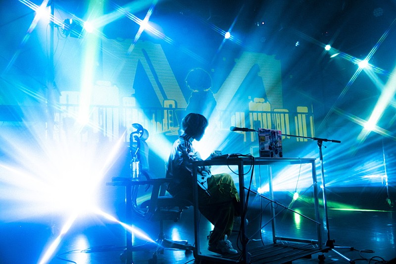 ＜ライブレポート＞水槽　「死ななくて良かった」と言えた夜――【FLTR】＝“FROM LAPTOP TO ROOFTOP”に込めた、生の肯定とその先へ