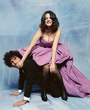 「セレーナ・ゴメス＆ベニー・ブランコ、コラボALのDX版配信＆プロムがテーマの新曲「Talk」MV公開」