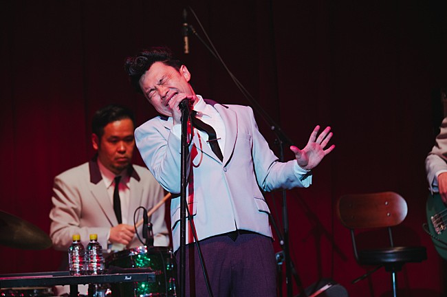 「＜ライブレポート＞在日ファンクが魅せた、ビルボードライブならではのエンターテインメント――JBカバーや“コール＆レスポンス地獄”で会場中を踊らせた初横浜公演」1枚目/33