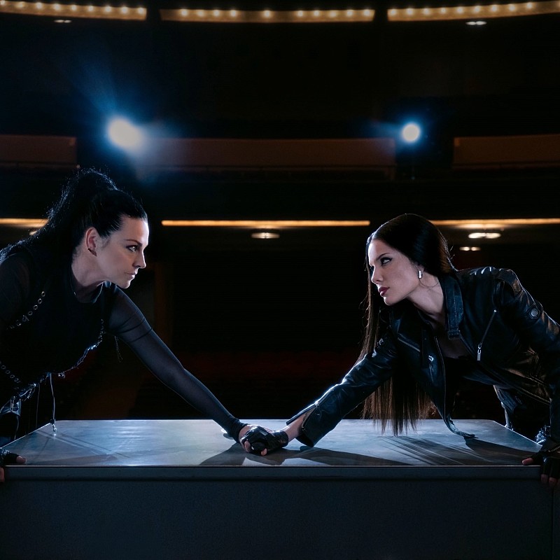 ホールジー、エヴァネッセンスのエイミー・リーとのコラボ曲「ハンド・ザット・フィーズ」公開