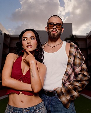 「ベッキー・G、マヌエル・トゥリソとタッグを組んだサマー・アンセム「QUE HACES」のMV解禁」