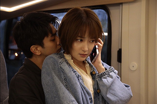 「「ムサシノ輪舞曲」“阿川”正門良規が電話中に“禁断のバックハグ” 「嫉妬深くてかわいい」「韓国ドラマみたい」」1枚目/1