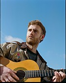 「トム・ミッシュ、新曲「Red Moon」で恋心を切なく歌い上げる」1枚目/2