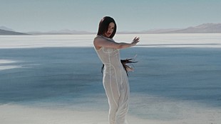 「アルカ、【コーチェラ】で披露した「Puta」「Sola」のMV公開」