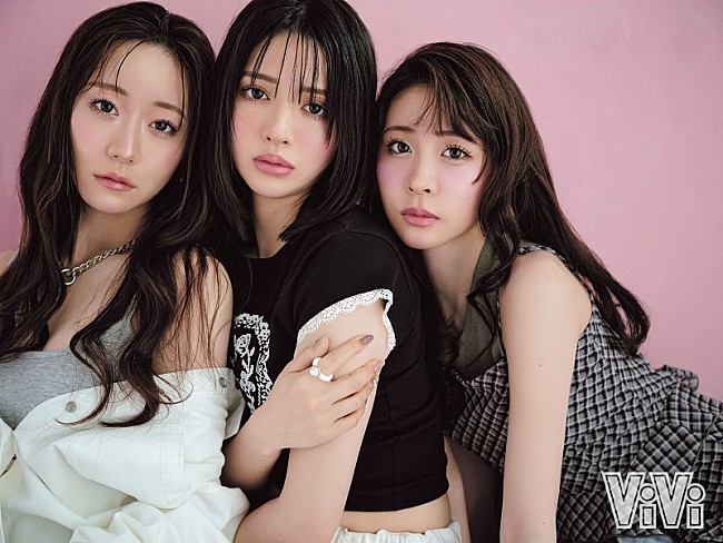 「FRUITS ZIPPERの3人が『ViVi』登場、アワードコスメ企画で“ぐっと大人っぽい表情”も」1枚目/2