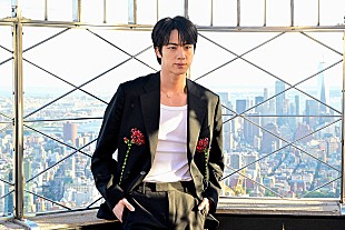 「JIN、深夜トーク番組の司会者としての腕を試す＆BTSの再結成について語る」