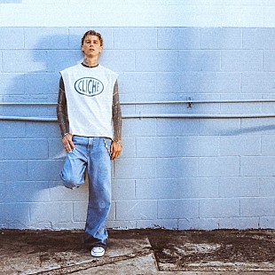 「mgk、新曲はキャッチーなサマー・アンセム＆MVでダンス披露」