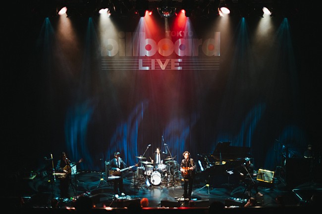 「＜ライブレポート＞ZION、アコースティック編成で魅せた初ビルボードライブ・ツアー　 “狂気と魔法”に満ちた【(Another) Countryman】完走」1枚目/40