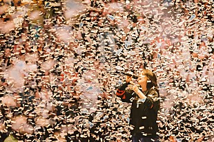 「【2025 #AMAs】ビリー・アイリッシュ、＜アーティスト・オブ・ザ・イヤー＞に輝く「信じられない」」