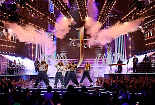 「【2025 #AMAs】ジャネット・ジャクソン、＜アイコン賞＞受賞＆煌びやかなパフォーマンス披露「まさにアメリカン・ストーリー」」