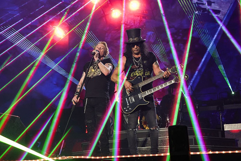 ガンズ・アンド・ローゼズ、「Human Being」のカバーを初披露し故デヴィッド・ヨハンセンを追悼 