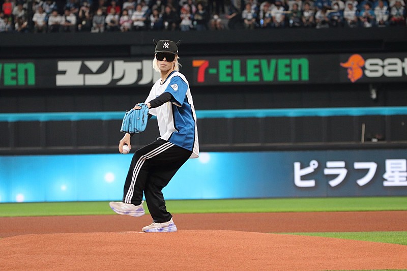 「ピラフ星人、地元・北海道日本ハムファイターズのファーストピッチに登場」1枚目/5