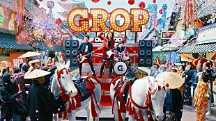 「川口春奈が率いるロックバンドが“NEO江戸”の世界でライブ、グロップ新CM」