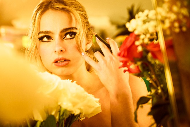 「アディソン・レイ、デビューALより「タイムズ・ライク・ディーズ」のMV公開」1枚目/2