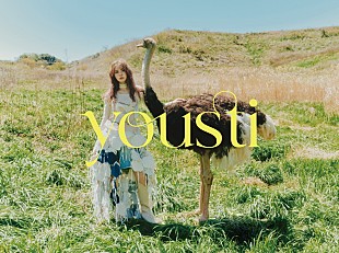 「yousti（小林由依）、1stミニアルバムのジャケットをダチョウと撮影」