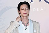 「BTSのJIN、ブルーノ・マーズとコラボしたいと子犬と戯れながら語る」1枚目/1