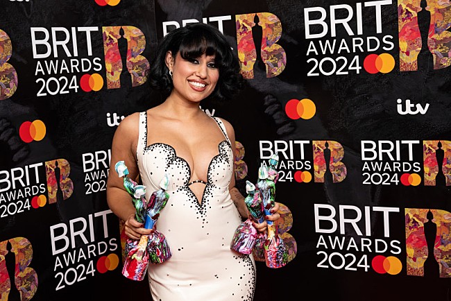 「レイ、故エイミー・ワインハウスと比較されたことでマーク・ロンソンとのコラボが怖かったと告白」1枚目/1