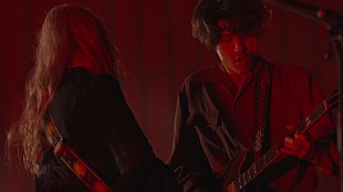 「GLIM SPANKY、日比谷公園大音楽堂で披露した「大人になったら」ライブ映像公開」