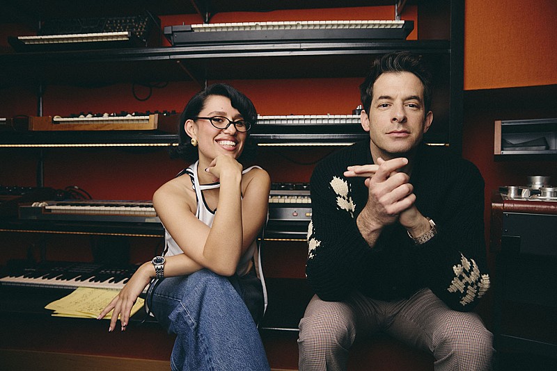 マーク・ロンソン、レイを迎えた新曲「Suzanne」公開 