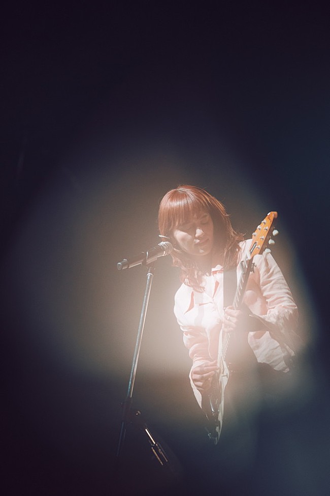 「＜ライブレポート＞iri　【Hall Tour “Seek”】の旅のなかで――音楽とともに少しずつ、ナチュラルに変わる今（ネタバレあり）」1枚目/7