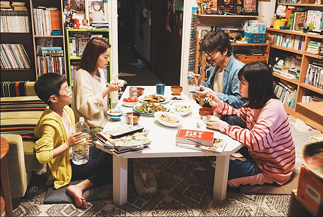 「「こんばんは、朝山家です。」「イライラするけど面白い」「足立さん。このドラマのこともエゴサしているのかな」」1枚目/1