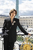 「神宮寺勇太（Number_i）、バラのブローチを纏ったジャケットスタイルでパリへ」1枚目/5