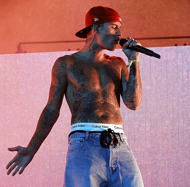 「ジャスティン・ビーバー、『Swag』と書かれた看板とトラックリストでニューALを予告か」1枚目/1