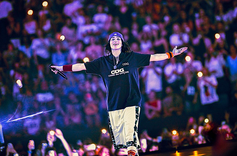 ビリー・アイリッシュ、スタジオでフィニアスと“誰よりも残酷な言葉”を言い合う理由を明かす