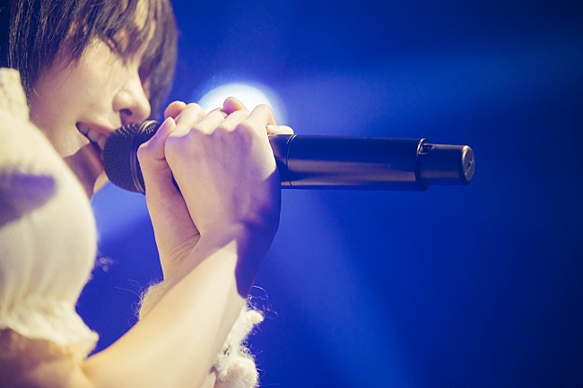 「＜ライブレポート＞ano、ツアーファイナルで見せたリアルな感情と偽りのない言葉「過去も今も未来も全部、僕は僕でいる」」1枚目/13