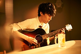 「野田洋次郎、サントリー『角瓶』新CMで「ウイスキーが、お好きでしょ」を弾き語り」