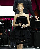 「アリアナ・グランデ、来年ファンのために歌う計画を立てていると投稿」1枚目/1