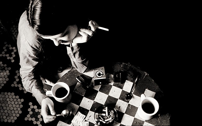 「映画『コーヒー＆シガレッツ』日本公開20周年リバイバル上映、トム・ウェイツ／イギー・ポップ／ザ・ホワイト・ストライプスら出演」1枚目/3