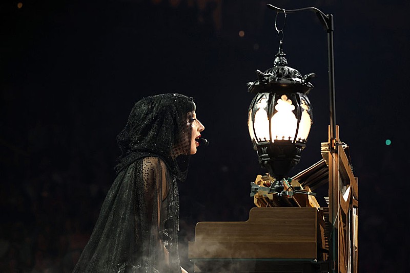 「レディー・ガガ、ライブ中に転倒も見事にリカバリー」1枚目/1