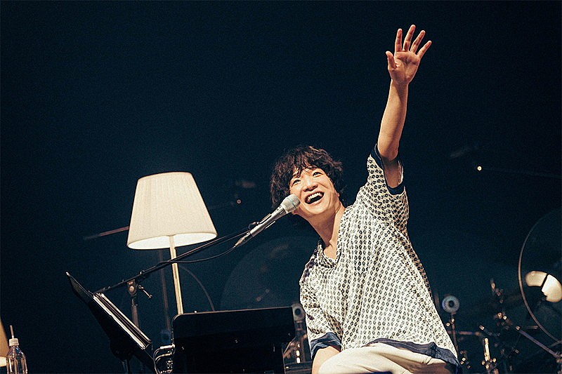 石崎ひゅーい、ホールツアーに続き弾き語りツアーへ