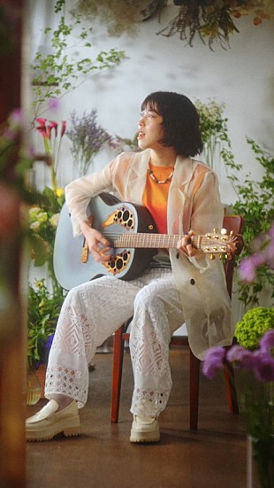 「汐れいら、アニメ『薫る花は凛と咲く』EDテーマ「ハレの日に」弾き語り映像公開」