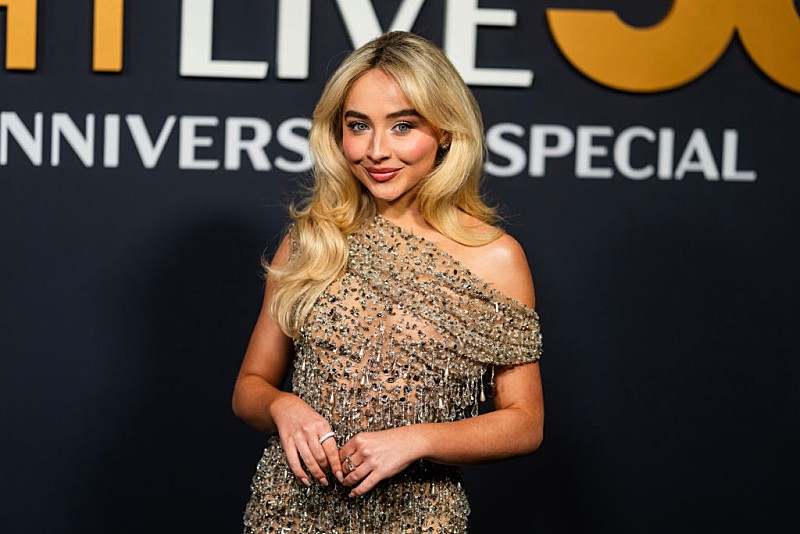 サブリナ・カーペンター、新作トラックリストをファンと子犬の力を借りて公開中 