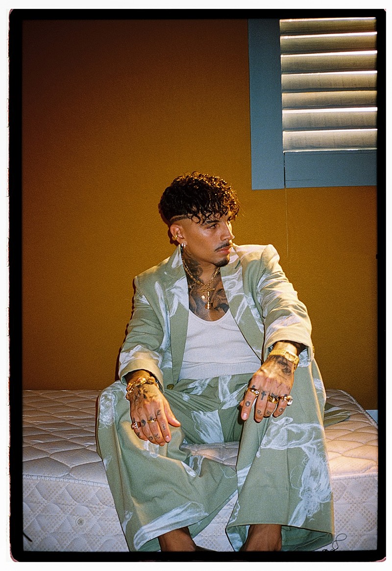 ラウ・アレハンドロ、新曲「Buenos Terminos」のシネマティックなMV公開 