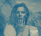 「ホールジー、デビュー作『バッドランズ』10周年記念アルバムのリリース決定」1枚目/3