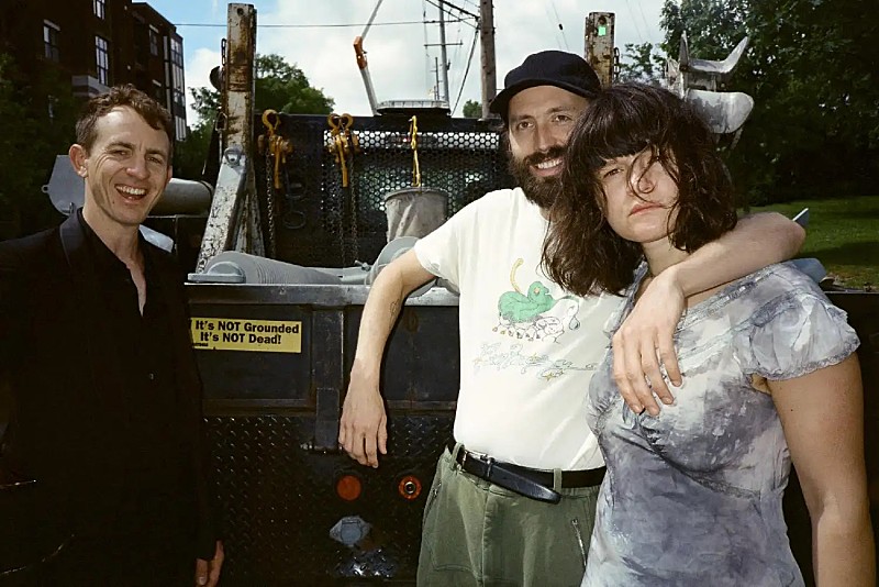 ビッグ・シーフ、ララージが参加した新曲「Grandmother」と「Los Angeles」公開