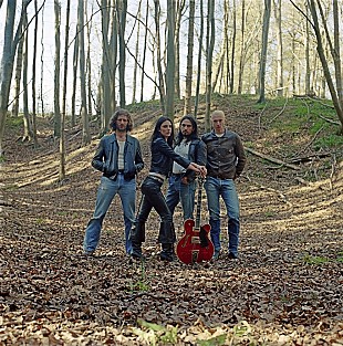 「ウルフ・アリス、ドラマーのジョエル・エイミーがリード・ボーカルを務める新曲「White Horses」公開」