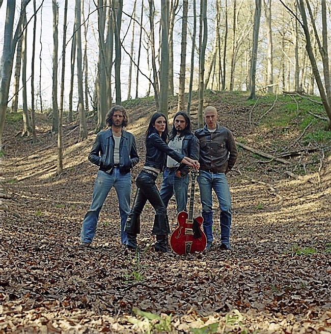 「ウルフ・アリス、ドラマーのジョエル・エイミーがリード・ボーカルを務める新曲「White Horses」公開」1枚目/1