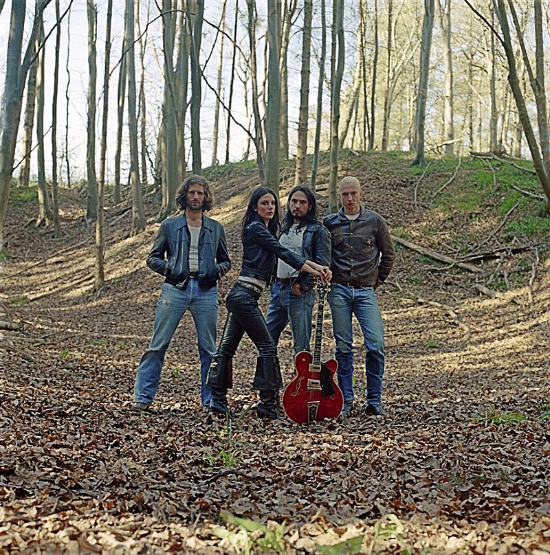 「ウルフ・アリス、ドラマーのジョエル・エイミーがリード・ボーカルを務める新曲「White Horses」公開」1枚目/1