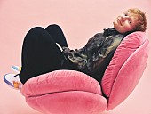 「エド・シーラン、コミカルな「A Little More」MVでルパート・グリントと再タッグ」1枚目/2