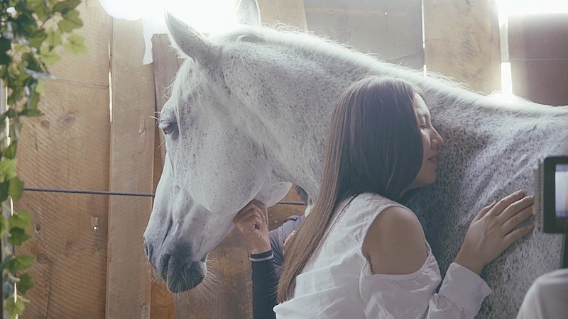 阿部真央、新曲「マリア」MVのビハインド映像公開