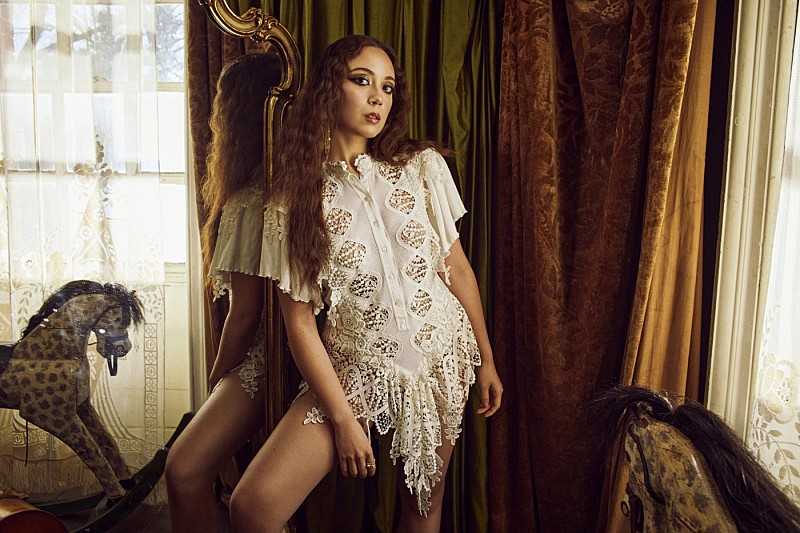 レイヴェイ、母国アイスランドで撮影された「Snow White」MV公開 