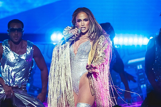 「ジェニファー・ロペス、歌唱中にコオロギがとまるも余裕の対応」1枚目/1